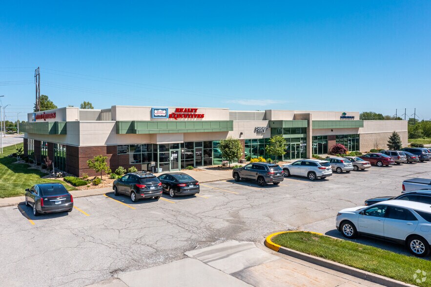 100 NE Tudor Rd, Lee's Summit, MO à louer - Photo de l’immeuble – Image 2 sur 5