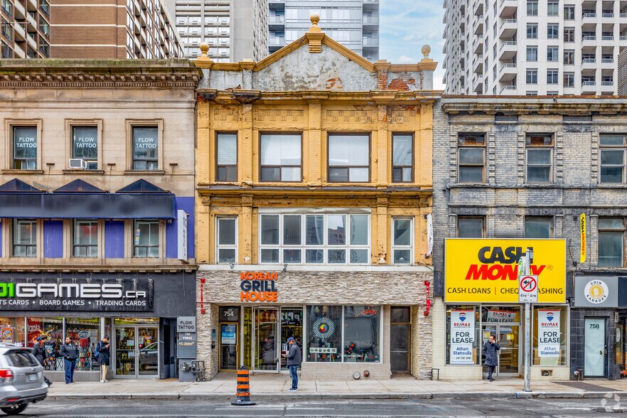 752 Yonge St, Toronto, ON à louer - Photo principale – Image 1 sur 2