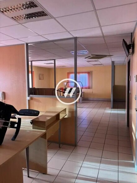 Local d’activités dans Septèmes-les-Vallons à louer - Photo de l’immeuble – Image 3 sur 8