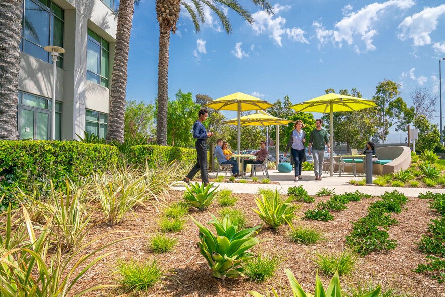 2875 Michelle Dr, Irvine, CA à louer - Photo de l’immeuble – Image 3 sur 4