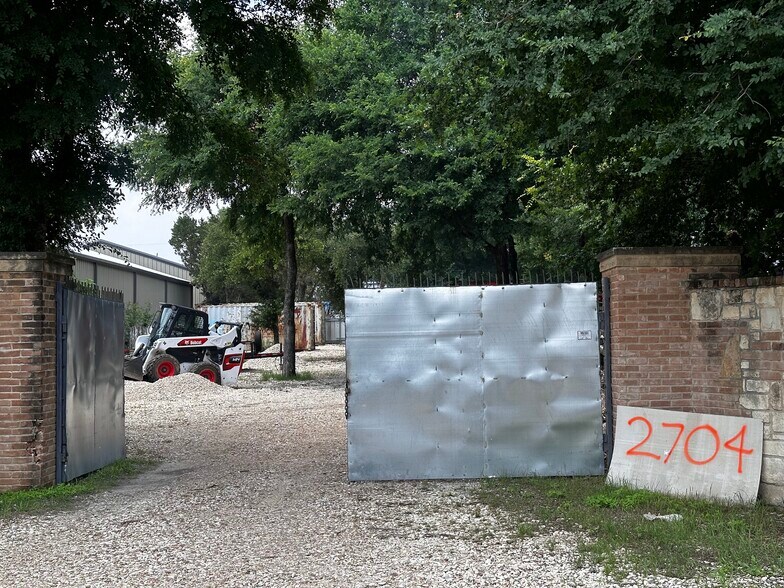 2704 Gardenia Dr, Austin, TX à louer - Photo de l’immeuble – Image 3 sur 6