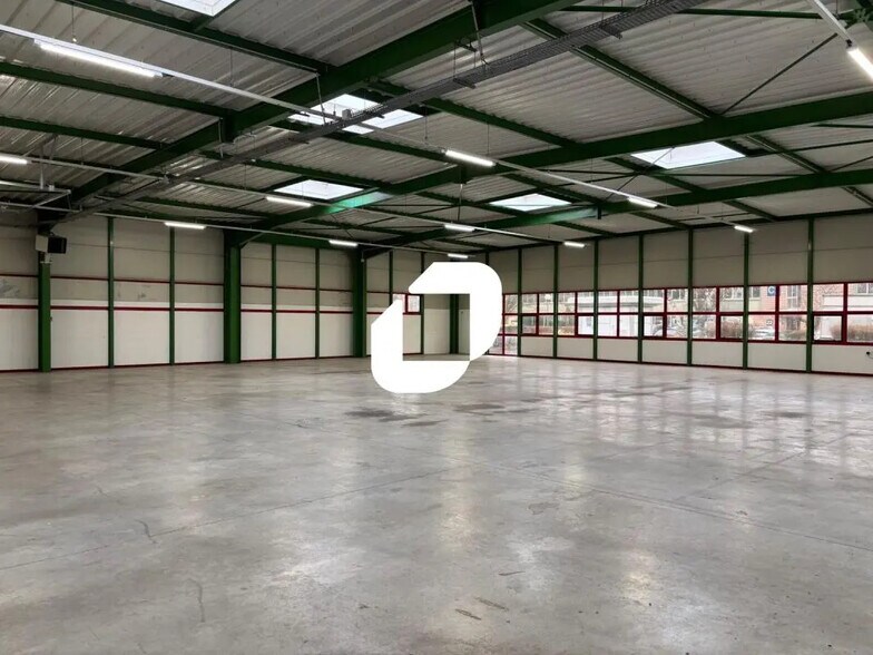 Local d’activités dans Saint-Thibault-des-Vignes à louer - Photo intérieure – Image 2 sur 11