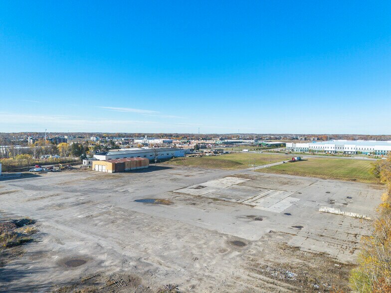 29250 Osman Dr, Wixom, MI à vendre - Photo de l’immeuble – Image 2 sur 24