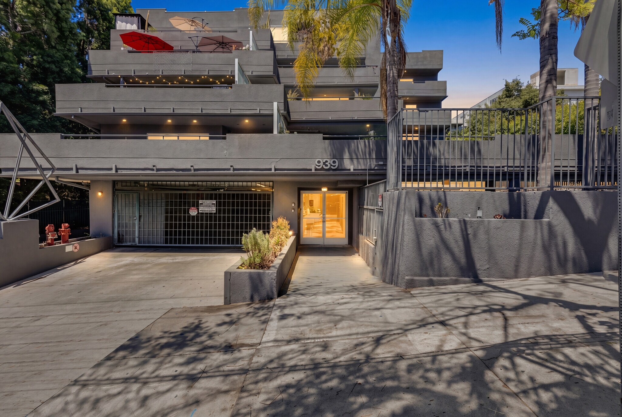939 Palm Ave, West Hollywood, CA à vendre Photo de l’immeuble– Image 1 sur 46