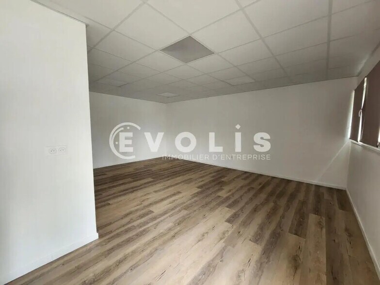 42 Rue De Barcelone, Saint-Quentin-Fallavier à louer - Photo de l’immeuble – Image 2 sur 13