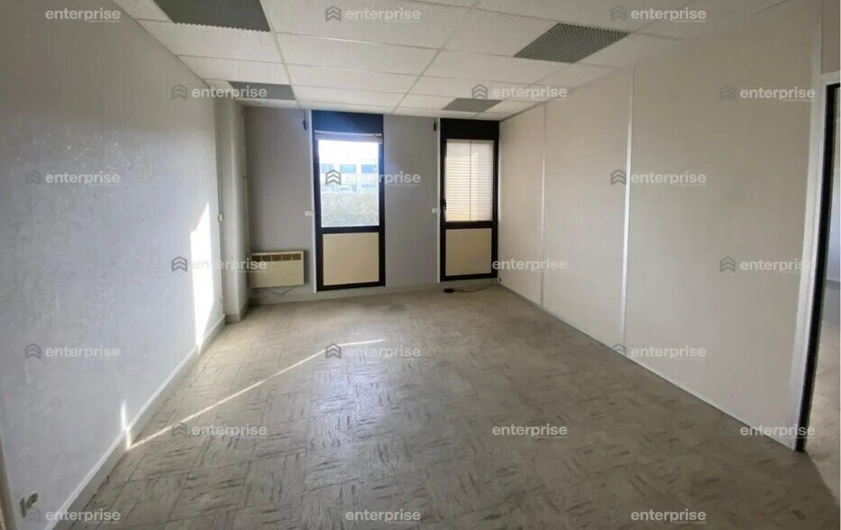 Bureau dans Compiègne à louer - Photo de l’immeuble – Image 2 sur 2