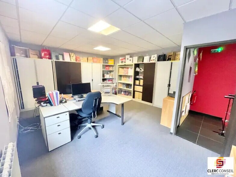 Bureau dans Saint-Jean-du-Cardonnay à louer - Photo intérieure – Image 1 sur 9
