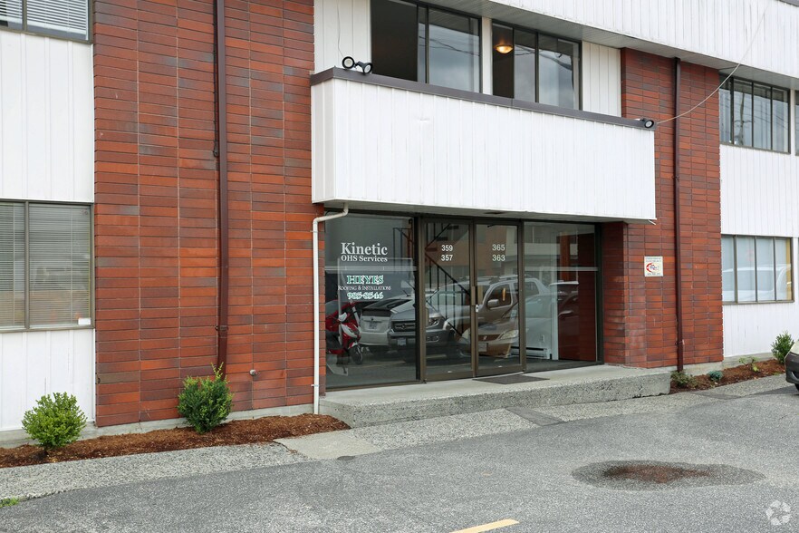 357-365 Lynn Ave, North Vancouver, BC à louer - Photo de l’immeuble – Image 2 sur 4
