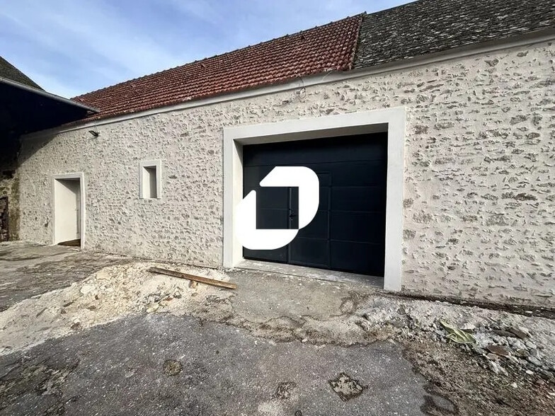 Local d’activités dans Villeconin à louer - Photo de l’immeuble – Image 1 sur 10