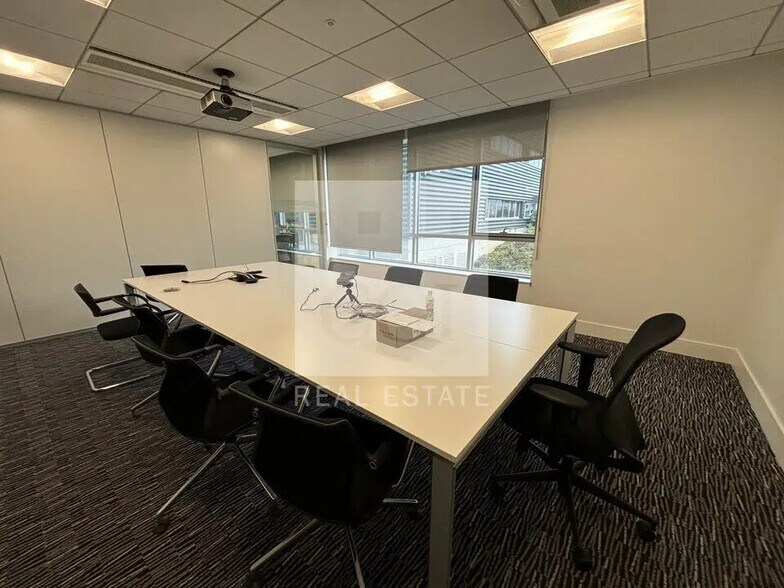 Bureau dans Saint-Quentin-Fallavier à vendre - Photo de l’immeuble – Image 3 sur 6