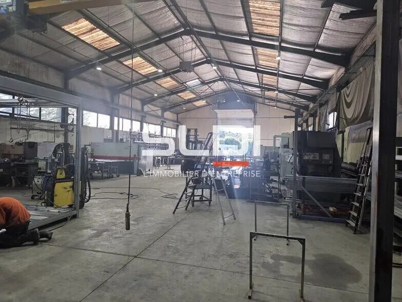 Local d'activités dans Létra à vendre - Photo intérieure – Image 2 sur 4