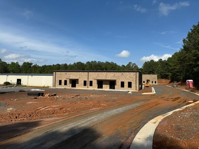 94 Worldwide Dr, Dawsonville, GA à louer - Photo de l’immeuble – Image 2 sur 6