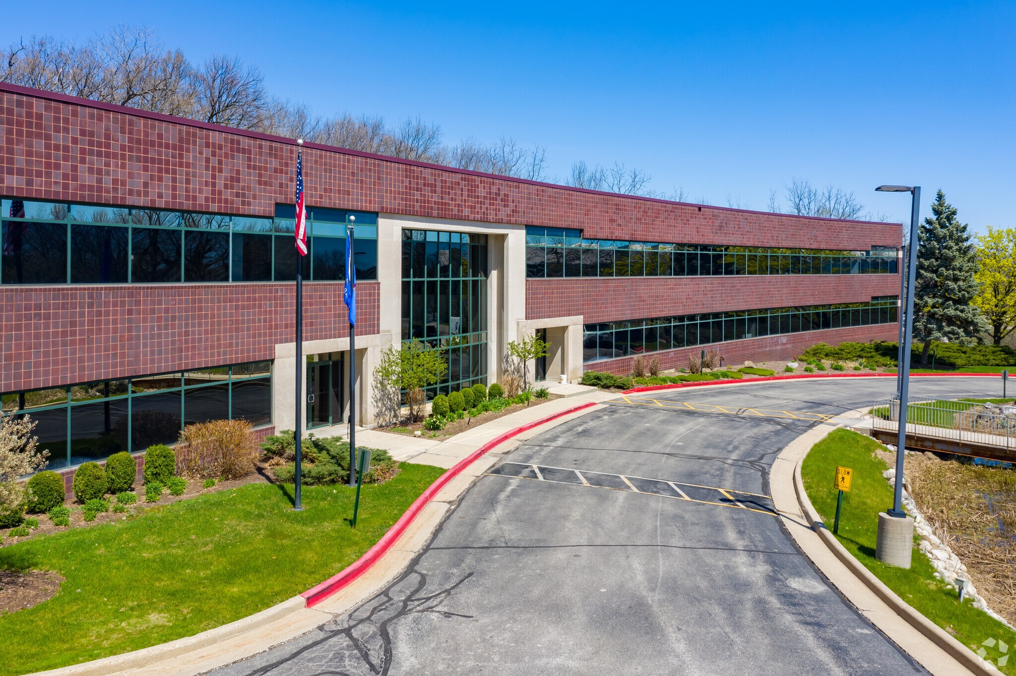 375 Bishops Way, Brookfield, WI à louer Photo principale– Image 1 sur 3