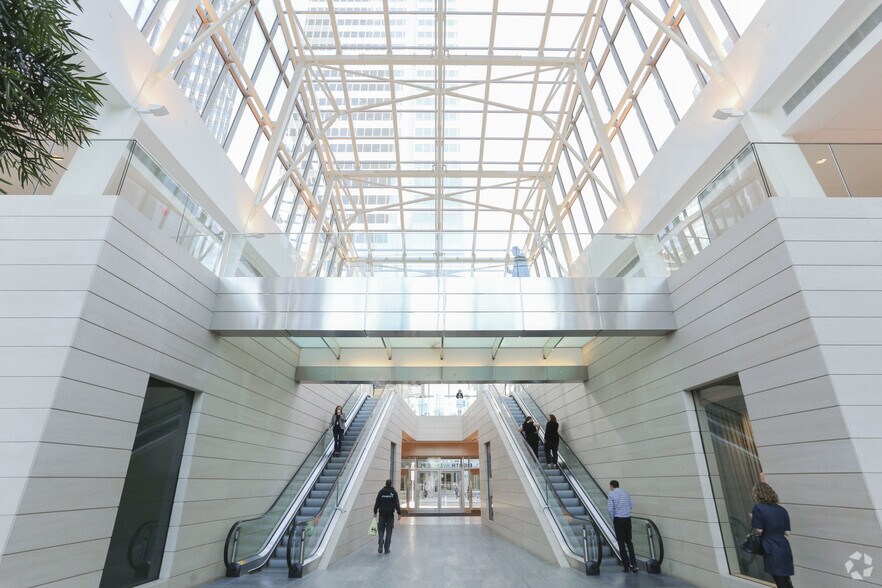 585 8th Ave SW, Calgary, AB à louer - Hall d’entrée – Image 3 sur 20