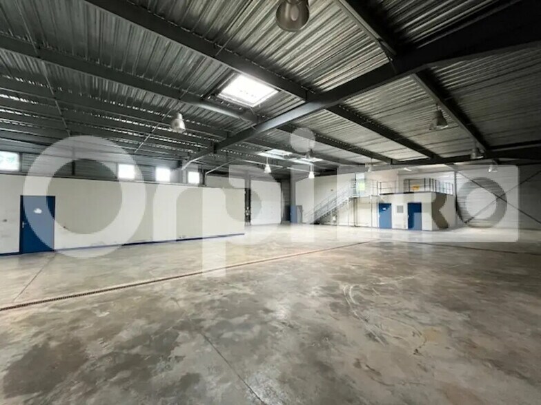 Local d’activités dans Vert-Saint-Denis à louer - Photo de l’immeuble – Image 3 sur 19