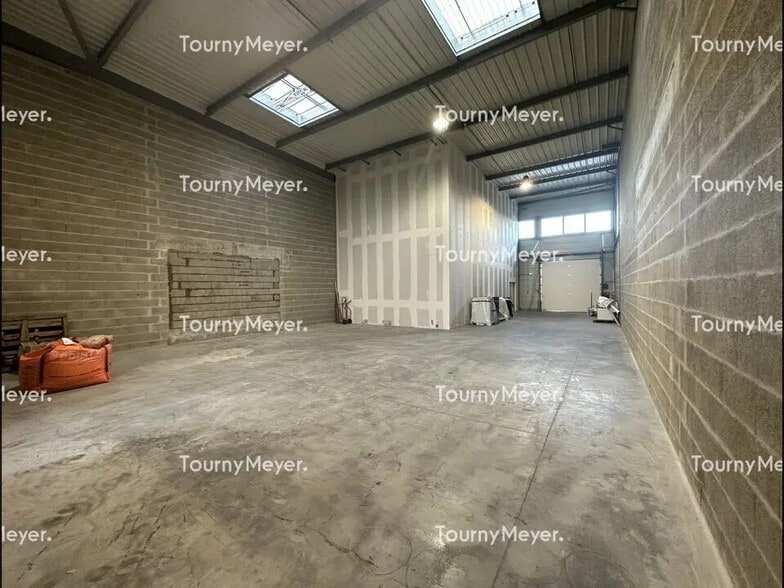 Local d’activités dans Saint-Étienne-de-Montluc à louer - Photo de l’immeuble – Image 2 sur 3