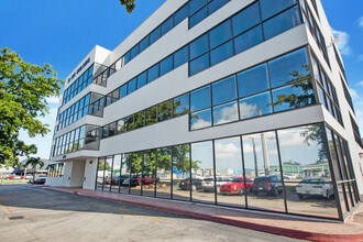 4995 NW 72nd Ave, Miami, FL à louer Photo de l’immeuble– Image 1 sur 1