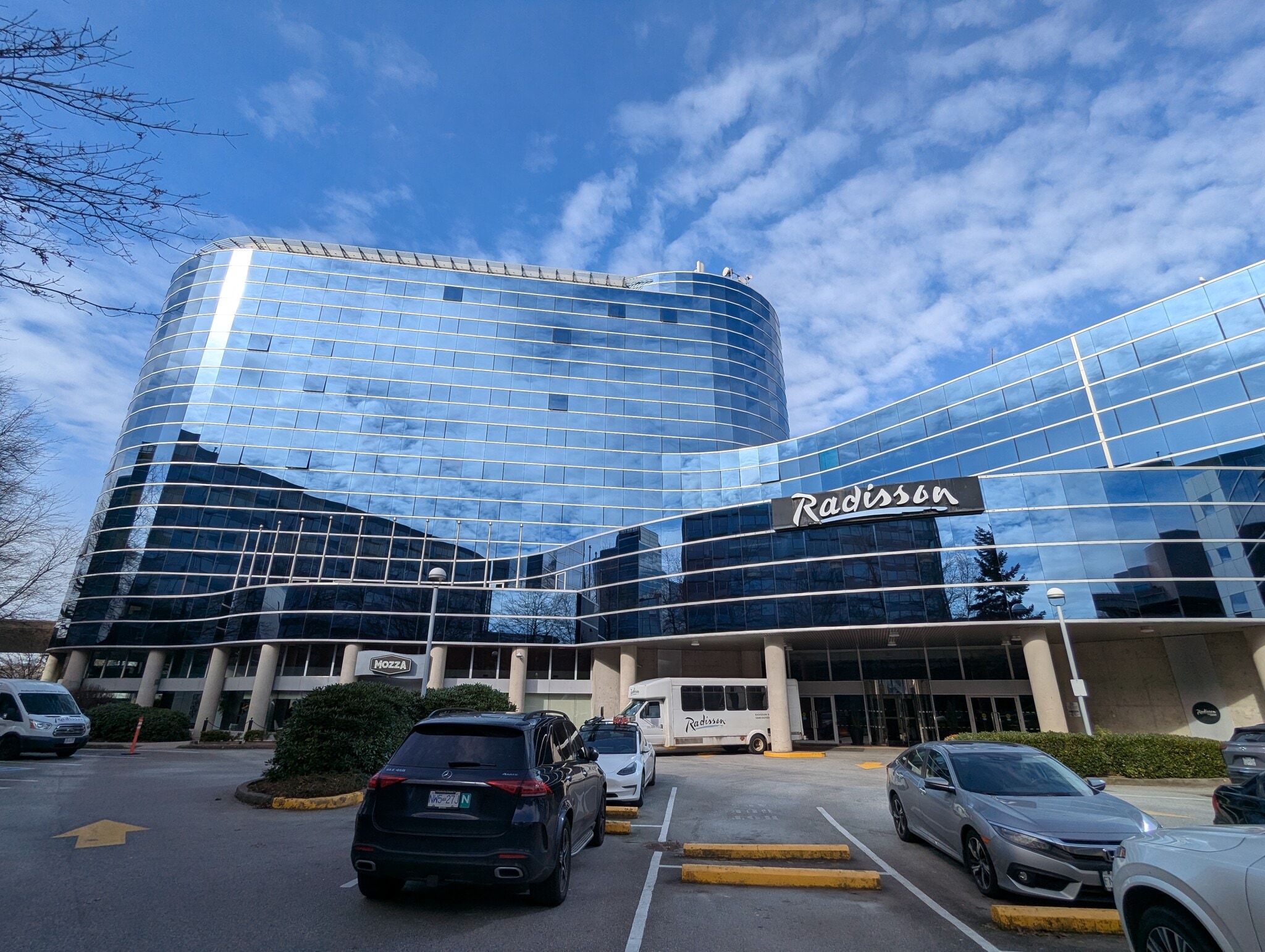 8181 Cambie Rd, Richmond, BC à louer Photo de l’immeuble– Image 1 sur 8