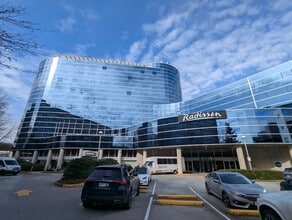 8181 Cambie Rd, Richmond, BC à louer Photo de l’immeuble– Image 1 sur 8