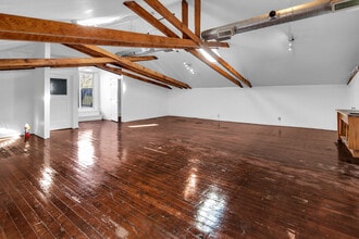 1402 Queen St E, Toronto, ON à louer Photo intérieure– Image 2 sur 5