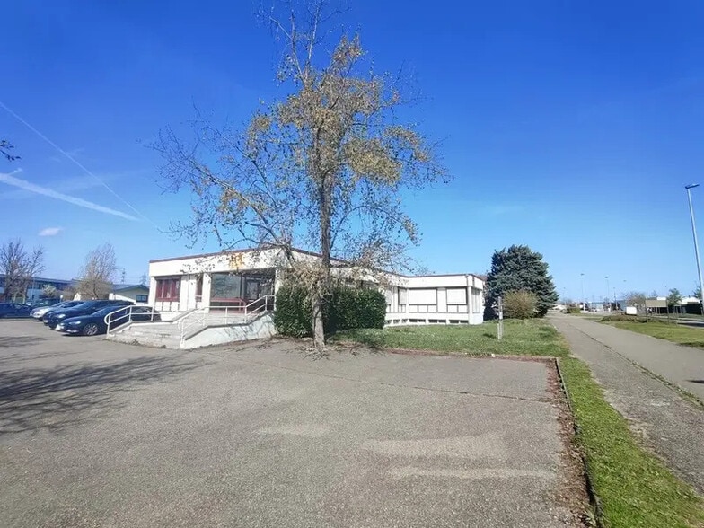 Bureau dans Saint-Quentin-Fallavier à vendre - Photo de l’immeuble – Image 1 sur 12