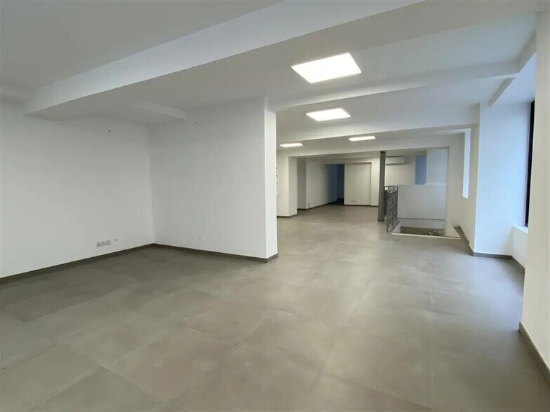 Local commercial dans Paris à louer - Photo de l’immeuble – Image 2 sur 9