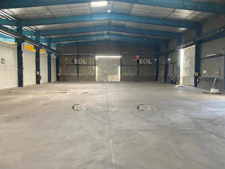 Local d’activités dans Saint-Rémy-de-Provence à louer - Photo de l’immeuble – Image 1 sur 2