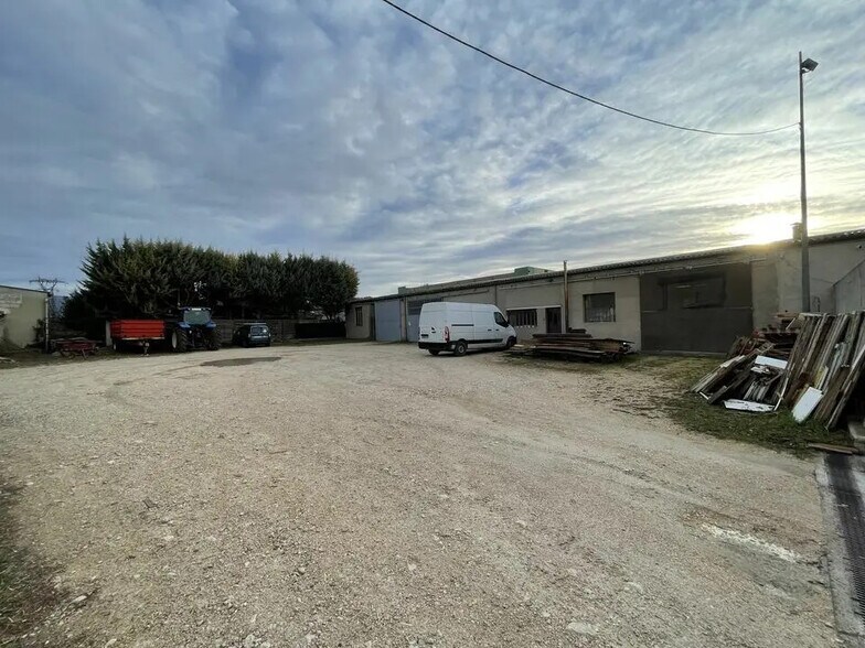 Local d'activités dans Apt à vendre - Photo de l’immeuble – Image 3 sur 5