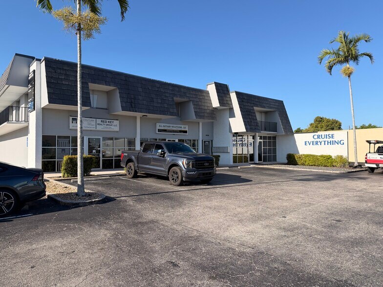 1950 Courtney Dr, Fort Myers, FL à louer - Photo de l’immeuble – Image 2 sur 21