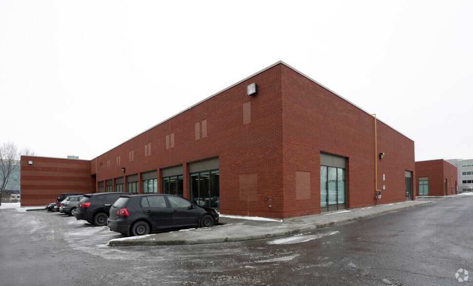 80 Hines Rd, Ottawa, ON à louer - Photo de l’immeuble – Image 2 sur 3