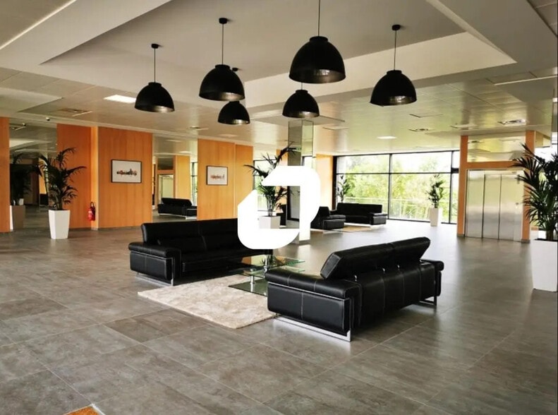 Bureau dans Jossigny à vendre - Hall d’entrée – Image 2 sur 3