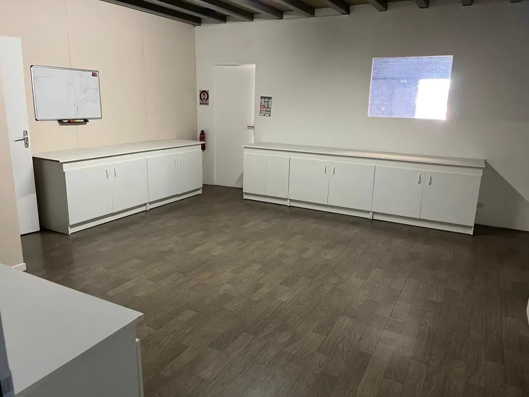 Industriel/Logistique dans SAINT-JEAN-D'ILLAC à louer Photo intérieure– Image 1 sur 11