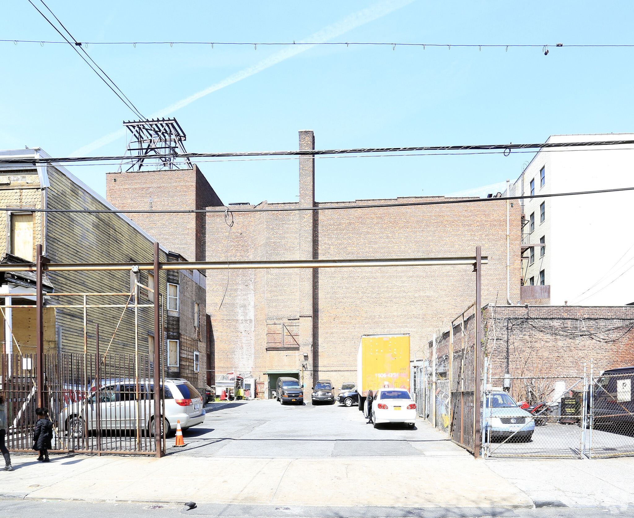 708 E Tremont Ave, Bronx, NY à louer Photo principale– Image 1 sur 5