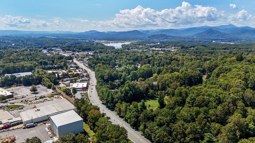 1945 Hendersonville Rd, Asheville, NC à vendre - Photo de l’immeuble – Image 3 sur 12