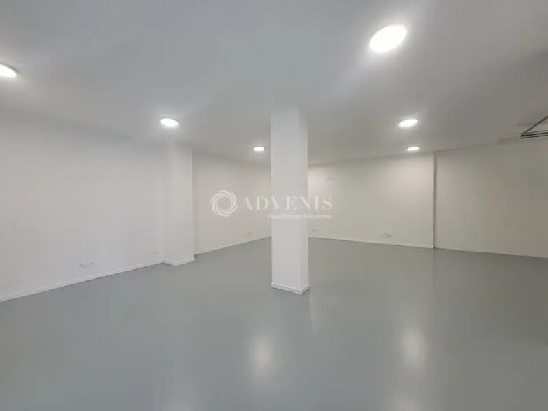 Local d’activités dans Villeneuve-la-Garenne à louer - Photo de l’immeuble – Image 3 sur 7