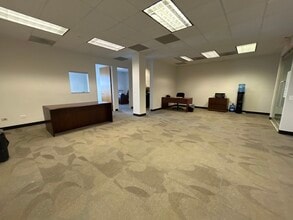 2250 E Devon Ave, Des Plaines, IL à louer Photo de l’immeuble– Image 2 sur 5