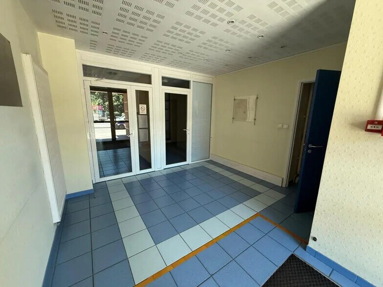 Bureau dans Bourg-en-Bresse à vendre - Hall d’entrée – Image 2 sur 11