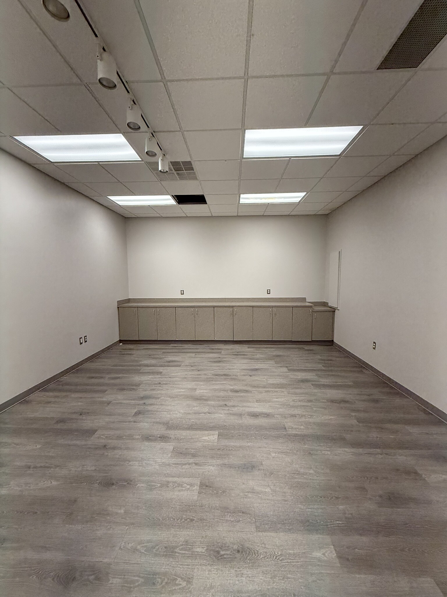 30773-30785 Stephenson Hwy, Madison Heights, MI à louer Photo de l’immeuble– Image 1 sur 7