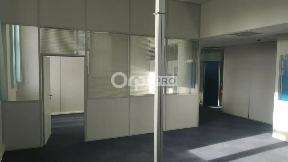 Bureau dans  à louer - Photo de l’immeuble – Image 3 sur 8