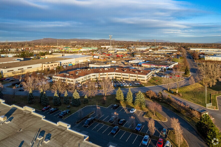 1400 Rue Marie-Victorin, St-Bruno-de-Montarville, QC à louer - Aérien – Image 2 sur 17