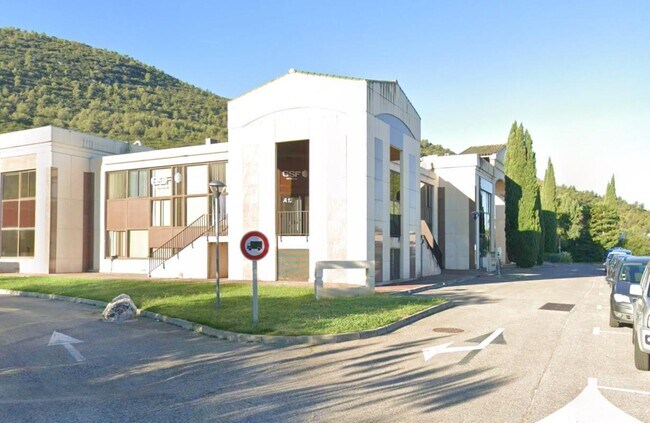 Plus de détails pour 30 Avenue Du Chateau De Jouques, Gémenos - Bureau, Local d'activités à louer