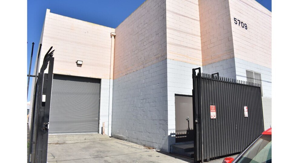 5701-5709 S San Pedro St, Los Angeles, CA à louer - Photo de l’immeuble – Image 2 sur 34