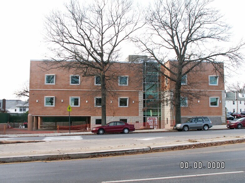 44-02 Francis Lewis Blvd, Bayside, NY à louer - Photo de l’immeuble – Image 3 sur 5