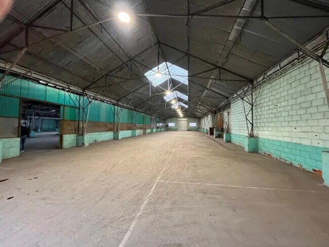 Plus de détails pour Local d'activités à louer