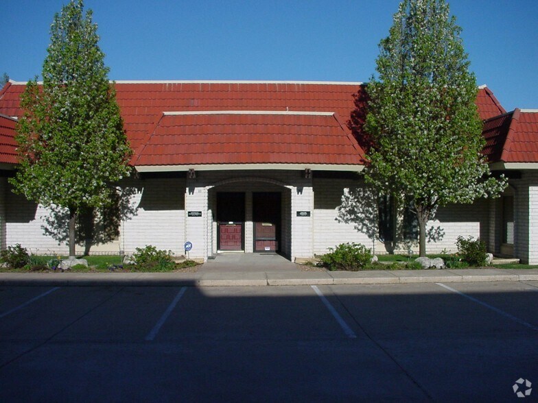 8150 E Douglas Ave, Wichita, KS à louer - Photo de l’immeuble – Image 3 sur 13