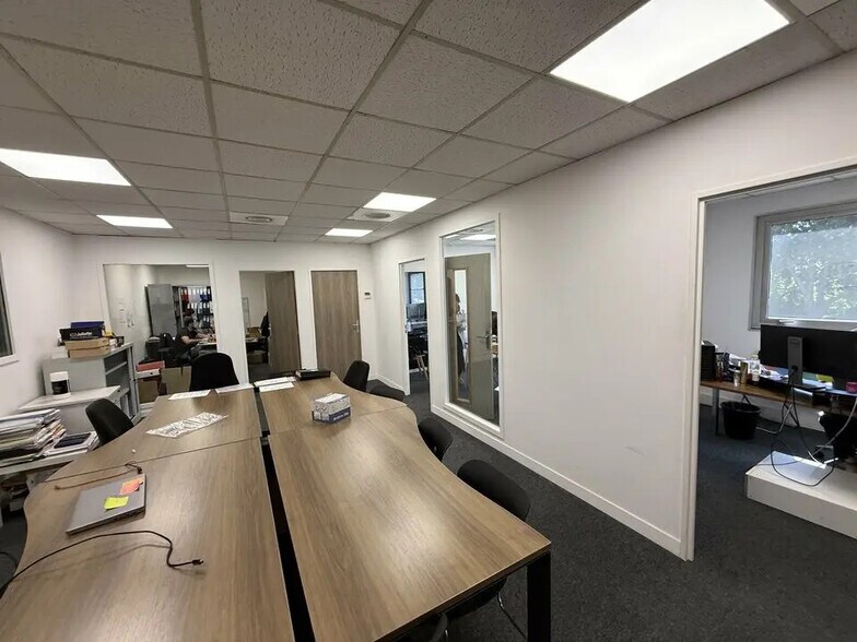 Local d’activités dans Gennevilliers à louer - Photo de l’immeuble – Image 2 sur 7