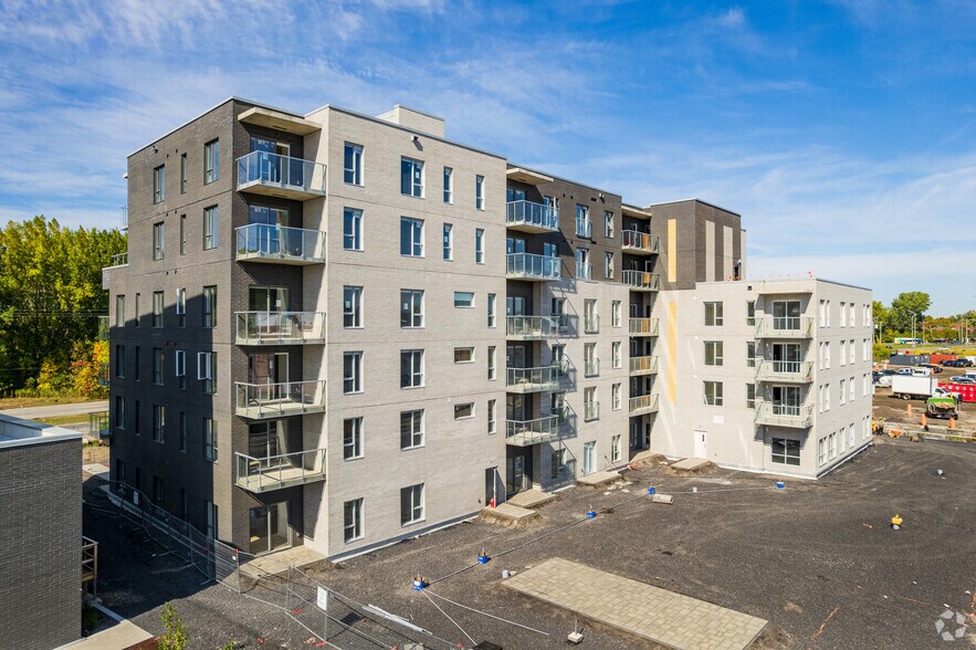 15792 Rue Sherbrooke E, Montréal, QC à louer - Photo de l’immeuble – Image 2 sur 4