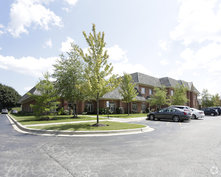 1870 W Winchester Rd, Libertyville, IL à louer - Photo de l’immeuble – Image 1 sur 16