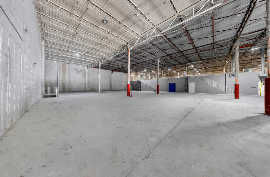 2601 NW 105th Ave, Miami, FL à louer - Photo de l’immeuble – Image 3 sur 71