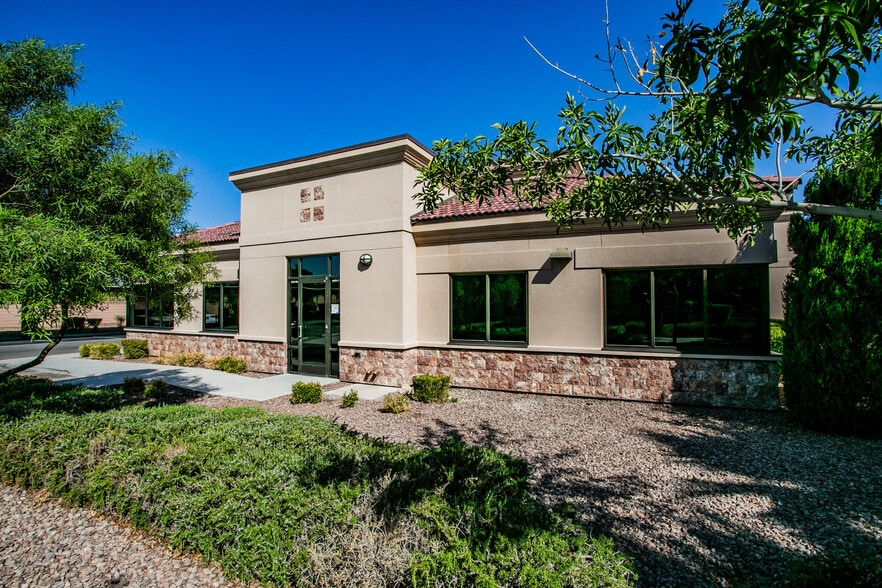 1587 E Windmill Ln, Las Vegas, NV à louer - Photo de l’immeuble – Image 3 sur 20